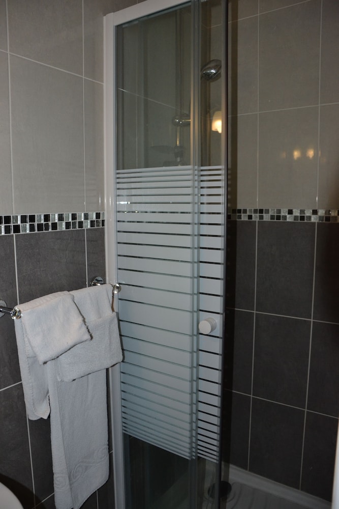 Habitación doble, baño privado (shared toilets) del hotel Montpellier. Foto 7