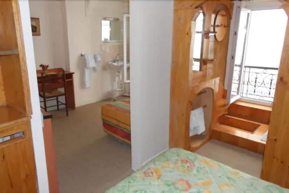 Habitación triple, baño privado (shared toilets) del hotel Montpellier