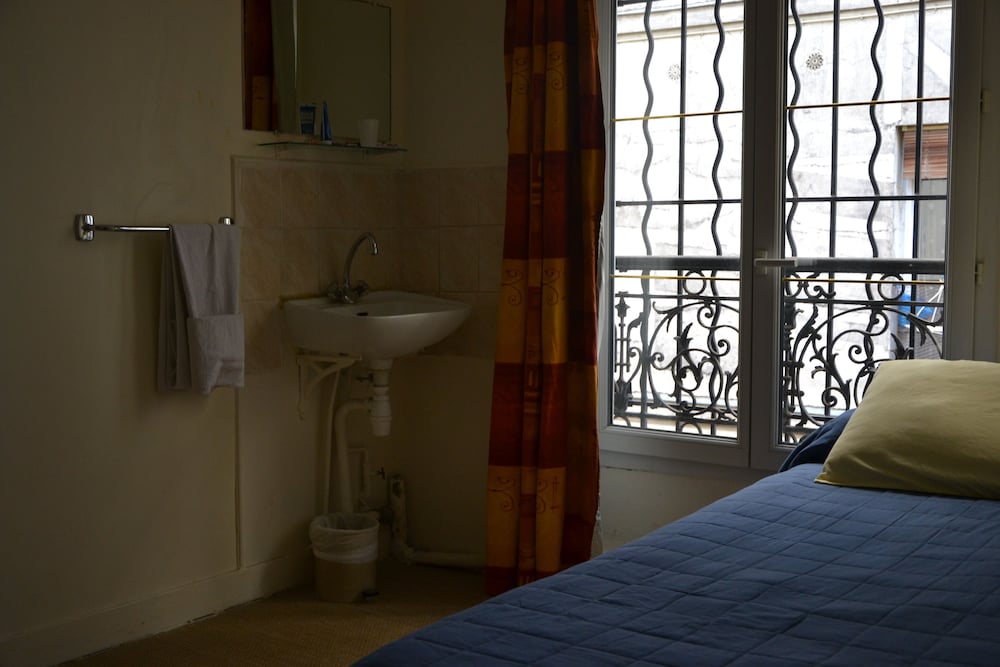 Habitación triple, baño privado (shared toilets) del hotel Montpellier. Foto 4