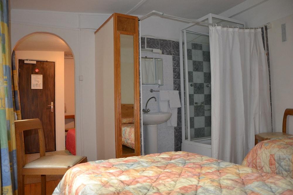 Habitación familiar, baño privado (shared toilets) del hotel Montpellier. Foto 1