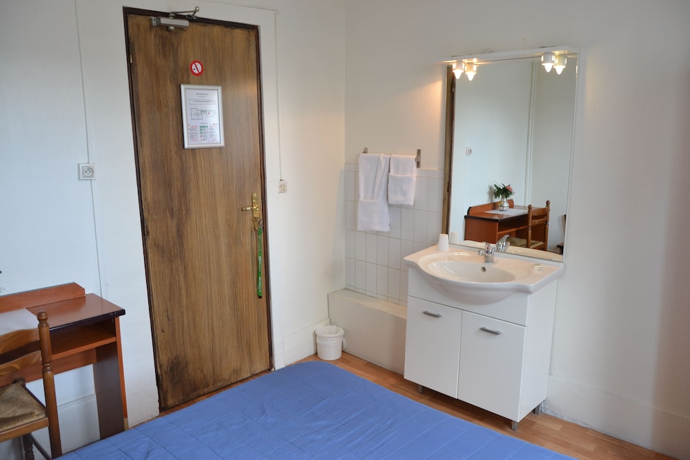 Habitación familiar, baño privado (shared toilets) del hotel Montpellier. Foto 2