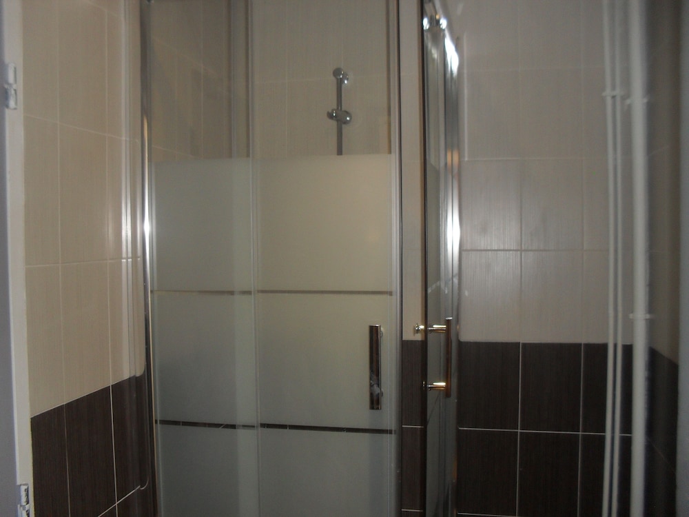 Habitación familiar, baño privado (shared toilets) del hotel Montpellier. Foto 5