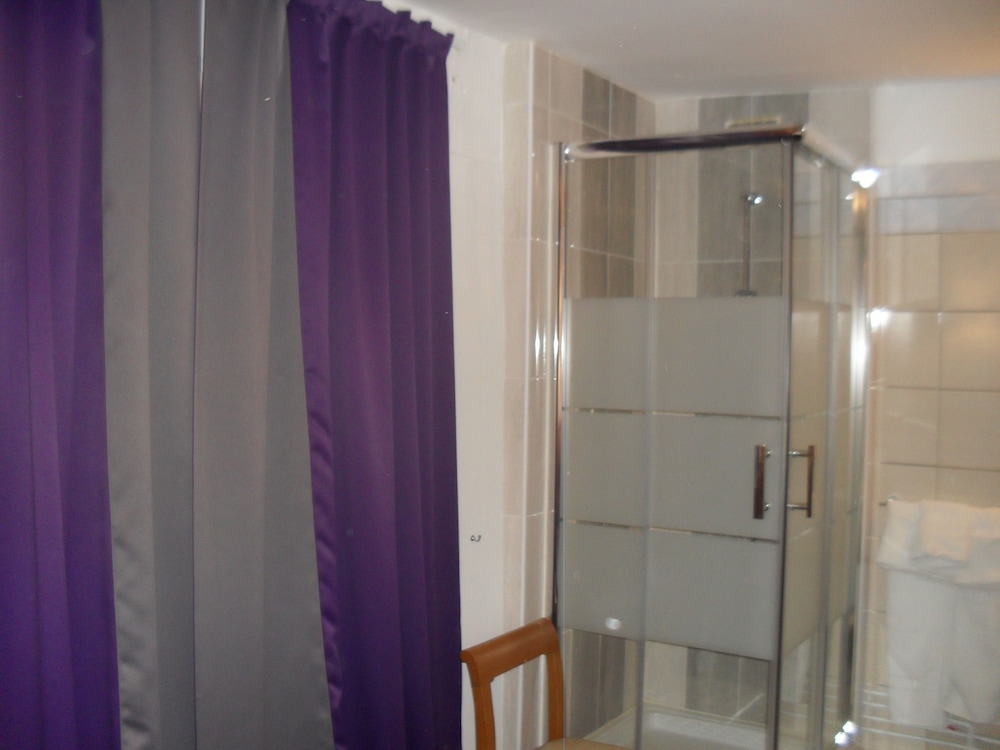 Habitación familiar, baño privado (shared toilets) del hotel Montpellier. Foto 6