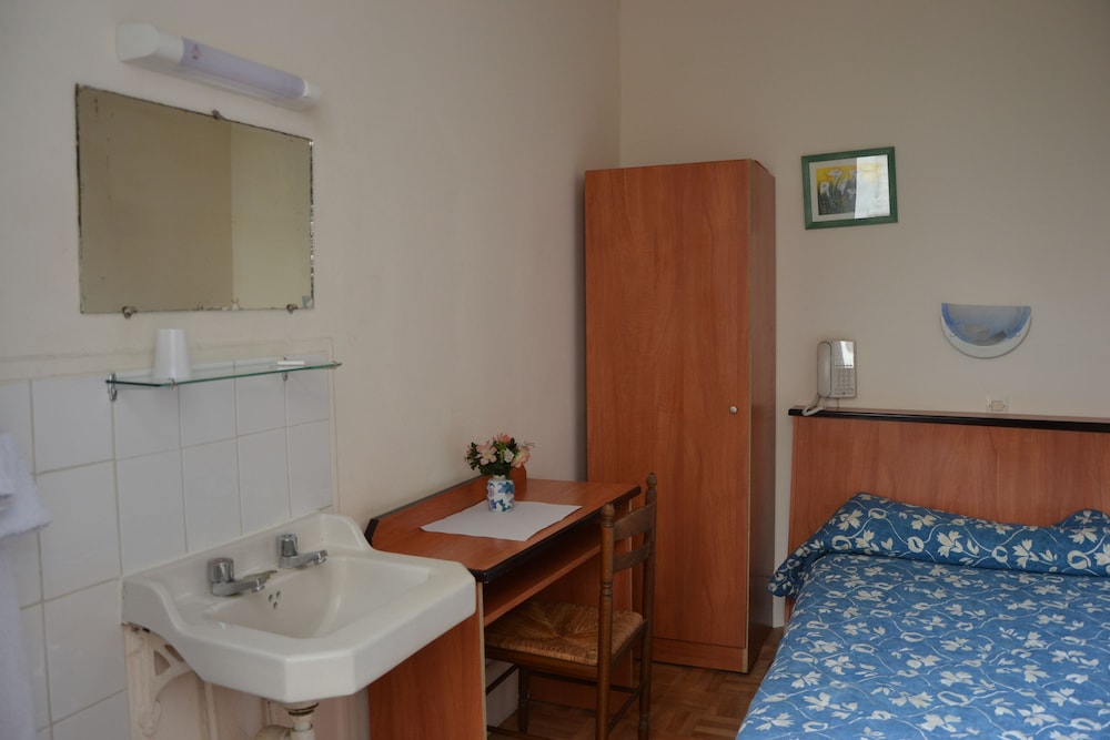 Habitación individual, baño compartido del hotel Montpellier. Foto 1