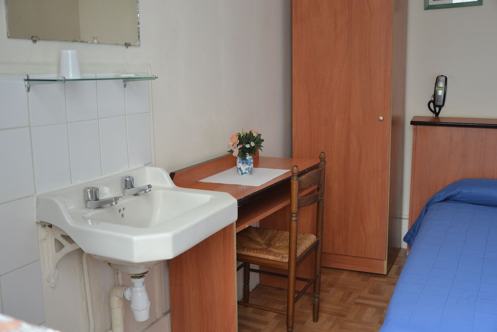 Habitación individual, baño compartido del hotel Montpellier. Foto 3