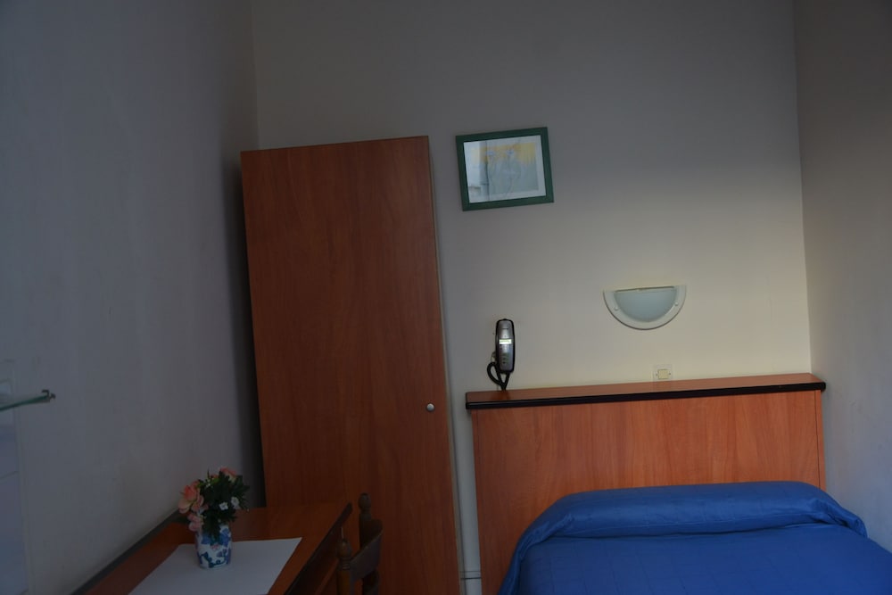 Habitación individual, baño compartido del hotel Montpellier. Foto 4