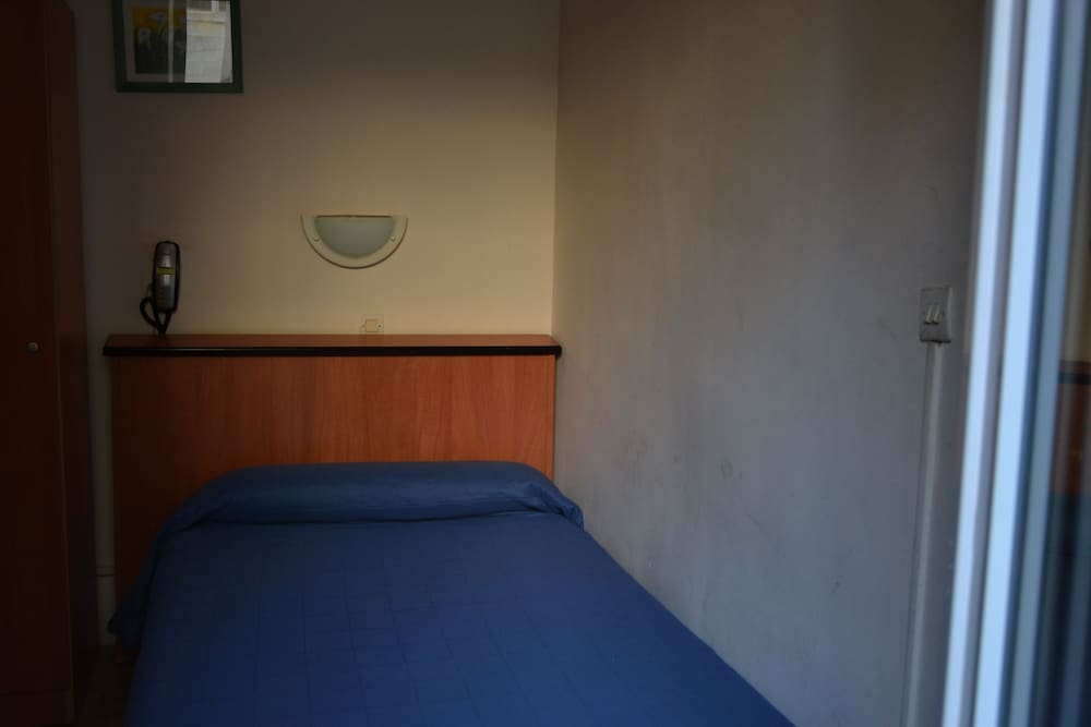 Habitación individual, baño compartido del hotel Montpellier. Foto 6