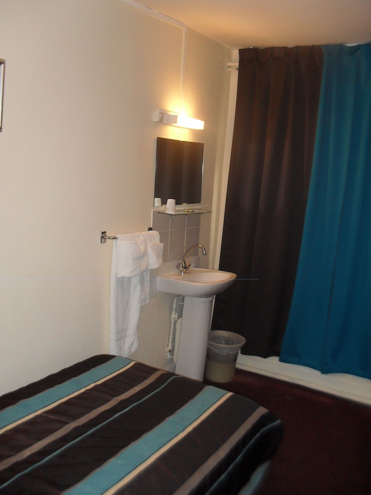 Habitación individual, baño compartido del hotel Montpellier. Foto 7