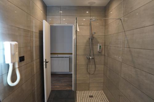 Habitación Doble con ducha del hotel Montpensier. Foto 3