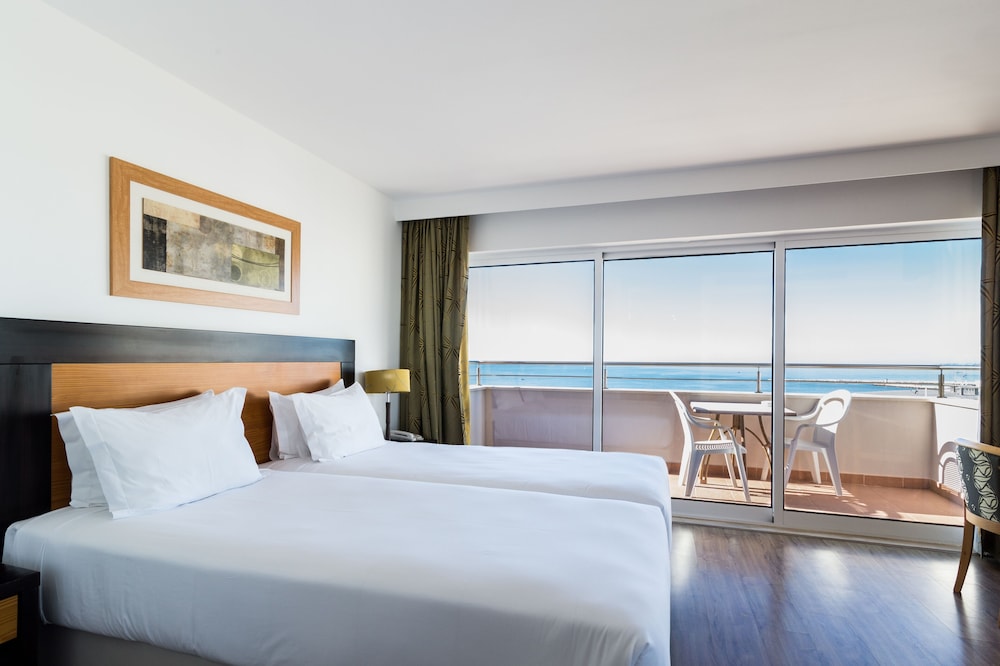 Habitación con 1 cama doble o 2 individuales, vistas al mar del hotel Quarteira Sol. Foto 1