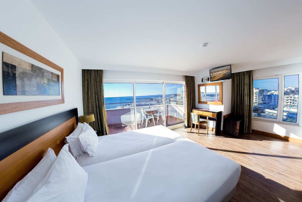 Habitación con 1 cama doble o 2 individuales, vistas al mar del hotel Quarteira Sol. Foto 3