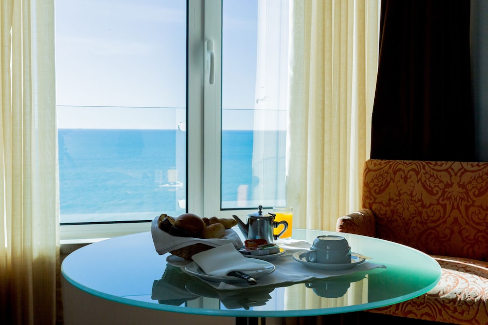 Habitación superior, vistas al mar del hotel Quarteira Sol. Foto 1