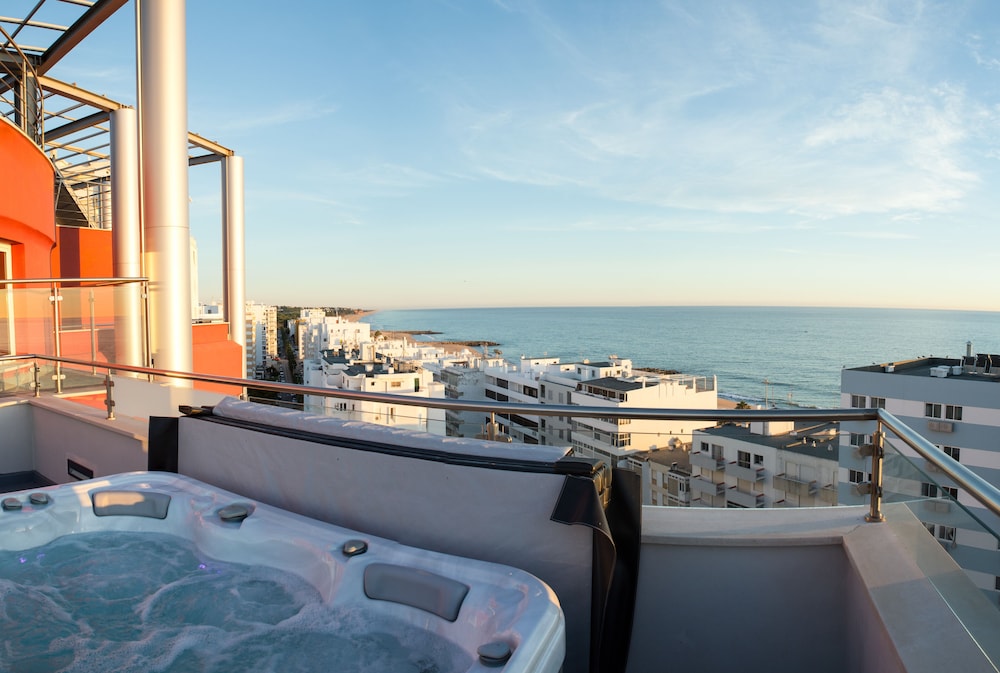 Habitación superior, vistas al mar del hotel Quarteira Sol. Foto 3