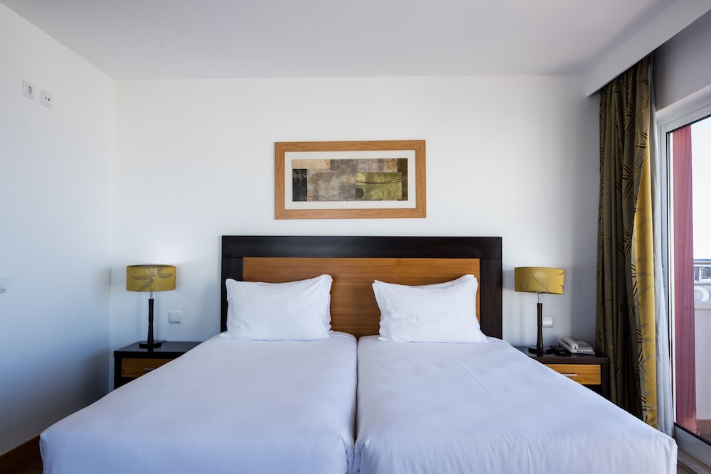 Habitación con 1 cama doble o 2 individuales del hotel Quarteira Sol. Foto 1