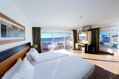 Habitación Doble Estándar con vistas al mar - 1 o 2 camas del hotel Quarteira Sol. Foto 5