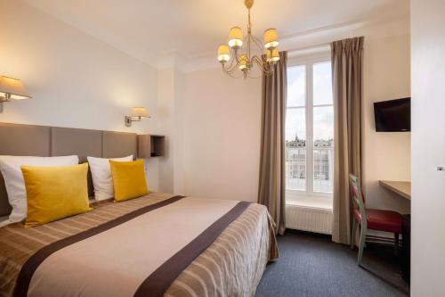 Habitación Triple con vistas a la Torre Eiffel del hotel Saint Pierre. Foto 1
