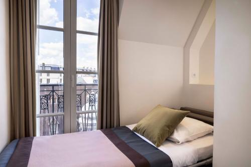 Habitación Triple con vistas a la Torre Eiffel del hotel Saint Pierre. Foto 3