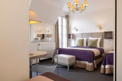 Habitación Cuádruple con vistas a la Torre Eiffel del hotel Saint Pierre. Foto 1