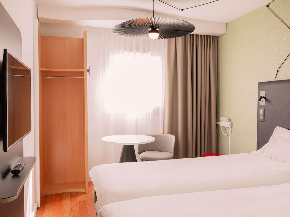 Habitación con 2 camas individuales equipada con la nueva ropa de cama del hotel Ibis Aix En Provence. Foto 5