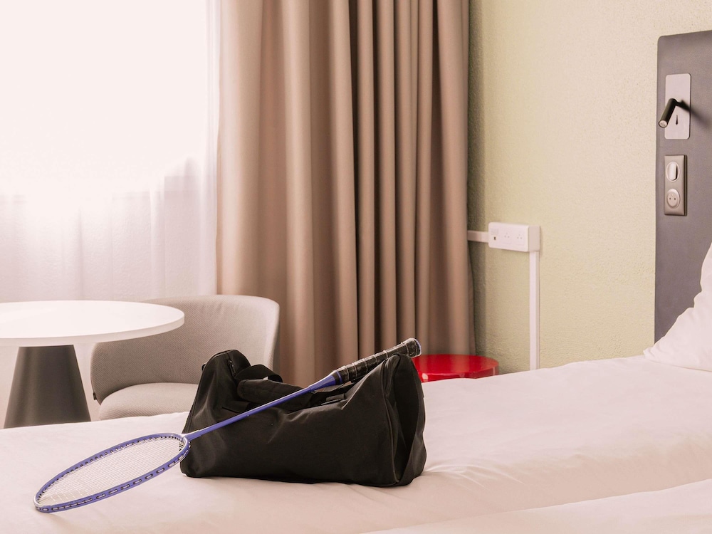 Habitación con 2 camas individuales equipada con la nueva ropa de cama del hotel Ibis Aix En Provence. Foto 6