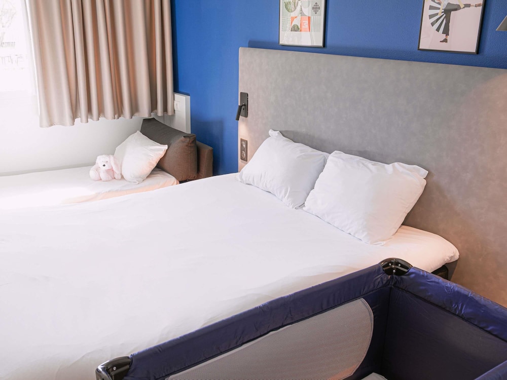 Habitación con una cama doble y un sofá - cama del hotel Ibis Aix En Provence. Foto 2