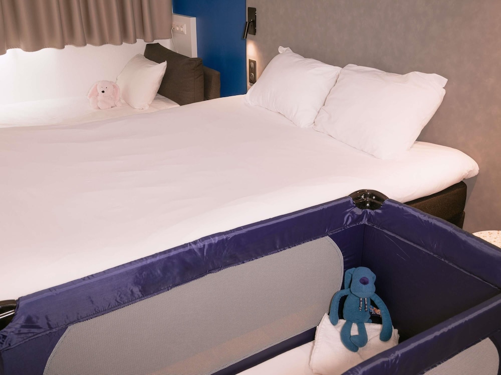 Habitación con una cama doble y un sofá - cama del hotel Ibis Aix En Provence. Foto 3
