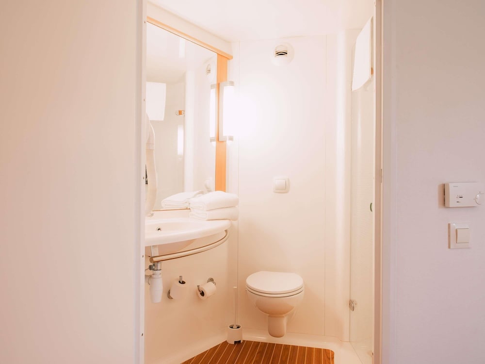 Habitación con una cama doble y un sofá - cama del hotel Ibis Aix En Provence. Foto 4