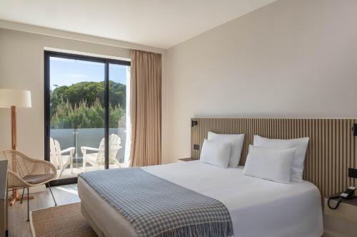 Suite con vistas a la calle del hotel Memmo Baleeira. Foto 4
