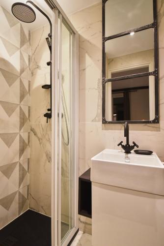 Habitación Clásica con balcón del hotel Madrigal. Foto 6