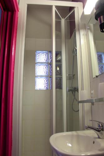 Habitación Individual con baño privado del hotel Arty Paris Porte De Versailles By River
