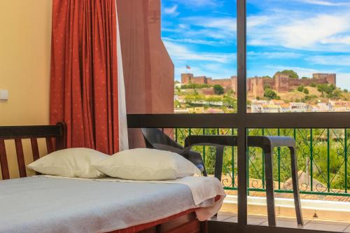 Habitación Triple con vistas al castillo del hotel Colina Dos Mouros
