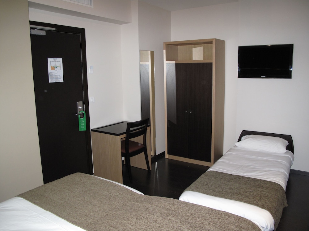 Habitación triple del hotel Source Hotel. Foto 1