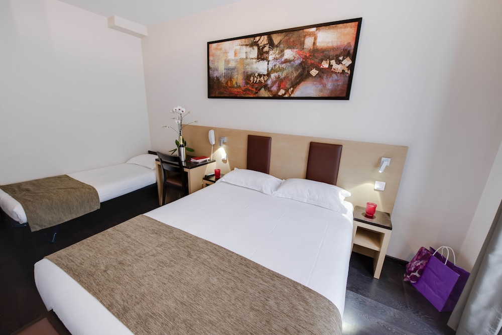 Habitación triple del hotel Source Hotel. Foto 3