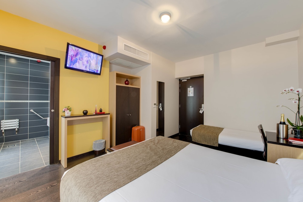 Habitación triple del hotel Source Hotel. Foto 4
