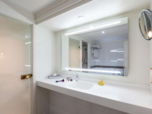 Suite with One Double Bed and One Double Sofa Bed del hotel Mercure Paris CDG Airport and Convention. Foto 4
