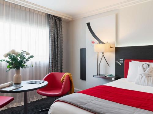 Family Suite with Two Double Beds and One Double Sofa Bed del hotel Mercure Paris CDG Airport and Convention