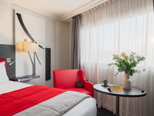 Family Suite with Two Double Beds and One Double Sofa Bed del hotel Mercure Paris CDG Airport and Convention. Foto 1