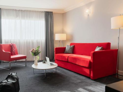 Family Suite with Two Double Beds and One Double Sofa Bed del hotel Mercure Paris CDG Airport and Convention. Foto 2