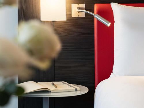 Family Suite with Two Double Beds and One Double Sofa Bed del hotel Mercure Paris CDG Airport and Convention. Foto 3