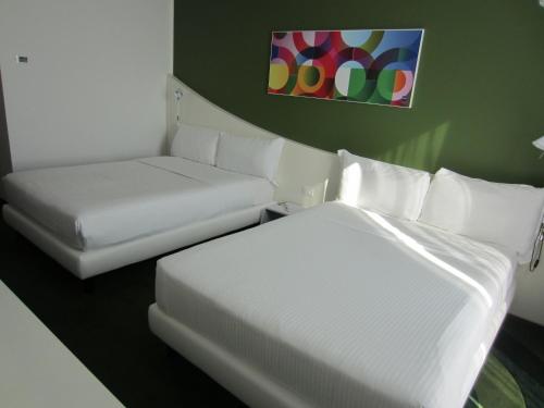 Habitación Doble con 2 camas dobles del hotel IDEA HOTEL MILANO MALPENSA AIRPORT. Foto 1