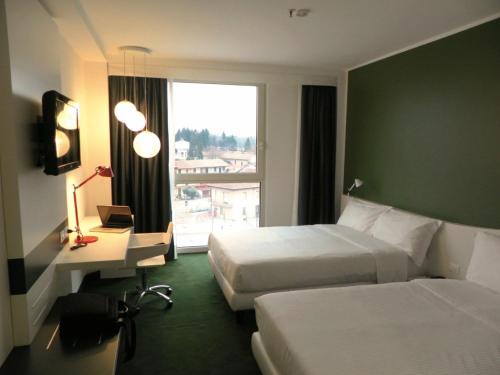 Habitación Doble con 2 camas dobles (3 personas) del hotel IDEA HOTEL MILANO MALPENSA AIRPORT. Foto 2