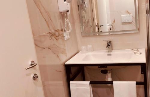 Habitación Deluxe con cama extragrande del hotel IDEA HOTEL MILANO MALPENSA AIRPORT. Foto 1