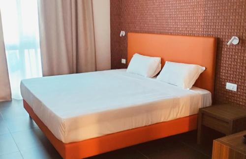 Habitación Deluxe con cama extragrande del hotel IDEA HOTEL MILANO MALPENSA AIRPORT. Foto 2