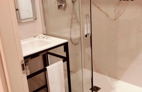 Habitación Deluxe con cama extragrande del hotel IDEA HOTEL MILANO MALPENSA AIRPORT. Foto 3