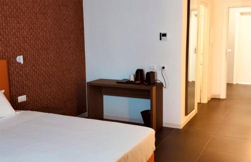 Habitación Deluxe con cama extragrande del hotel IDEA HOTEL MILANO MALPENSA AIRPORT. Foto 4