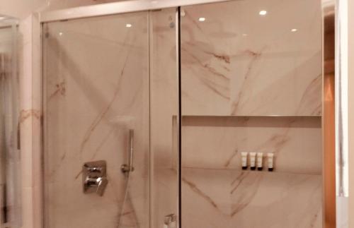 Habitación Deluxe con cama extragrande del hotel IDEA HOTEL MILANO MALPENSA AIRPORT. Foto 5