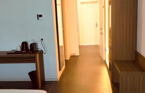Habitación Deluxe con cama extragrande del hotel IDEA HOTEL MILANO MALPENSA AIRPORT. Foto 6