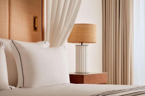 Habitación Deluxe con vistas al mar - 1 cama doble o 2 individuales y cama supletoria del hotel Tivoli Marina Vilamoura. Foto 2