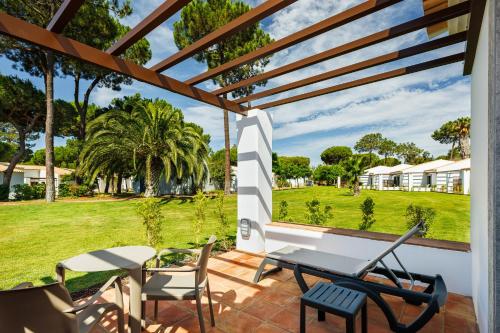 Habitación Familiar con vistas al jardín del hotel Pestana Vila Sol - Vilamoura Premium Golf Resort. Foto 4