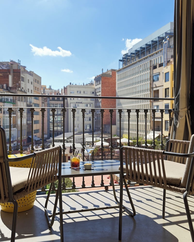 HABITACIÓN DELUXE TERRACE del hotel H10 Metropolitan. Foto 9